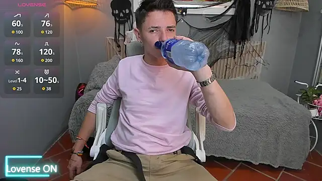 Snapshot of tossetrech chatting on 10.31.25 tossetrech online show from 10.31.25