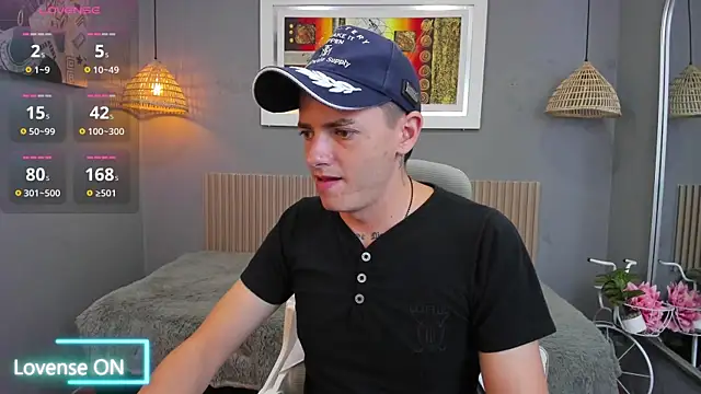 Snapshot of tossetrech chatting on 11.08.25 tossetrech online show from 11.08.25