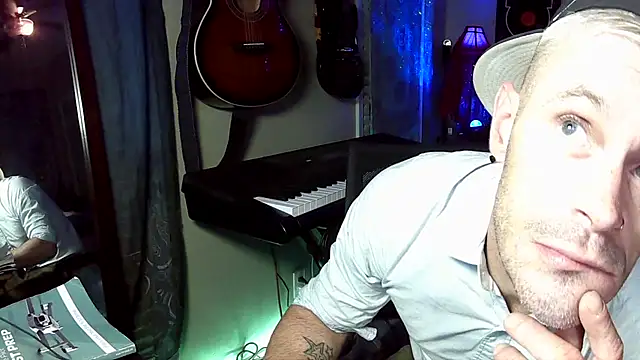 Snapshot of FrankieKentucky chatting on 11.21.25 FrankieKentucky online show from 11.21.25