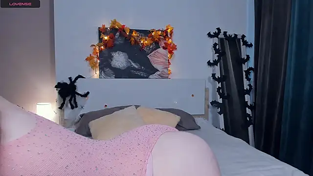 Snapshot of RenetTolken chatting on 10.17.25 RenetTolken online show from 10.17.25