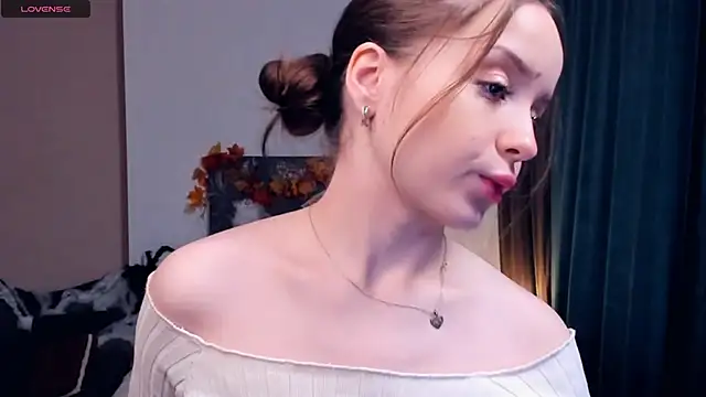 Snapshot of RenetTolken chatting on 10.25.25 RenetTolken online show from 10.25.25