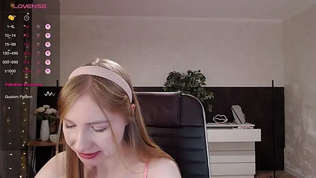 Snapshot of Cutie_Annie chatting on 11.23.25 Cutie Annie online show from 11.23.25