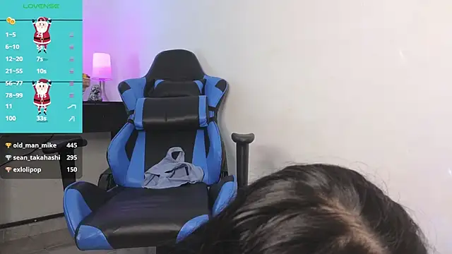 Snapshot of AlessiaVix chatting on 12.18.24 AlessiaVix online show from 12.18.24