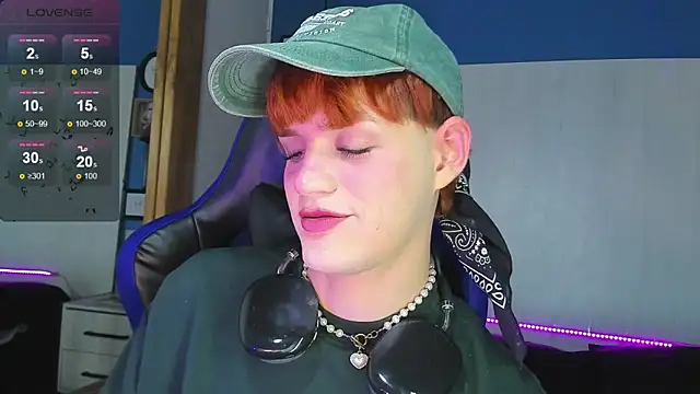 Snapshot of VladHellsing4 chatting on 10.14.25 VladHellsing4 online show from 10.14.25