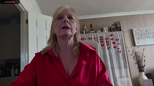 Snapshot of TopazCamgirl chatting on 04.15.26 TopazCamgirl online show from 04.15.26