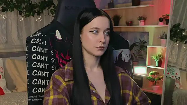 Snapshot of KiraLiLime chatting on 03.04.25 KiraLiLime online show from 03.04.25