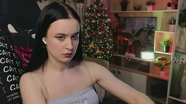 Snapshot of KiraLiLime chatting on 03.05.25 KiraLiLime online show from 03.05.25