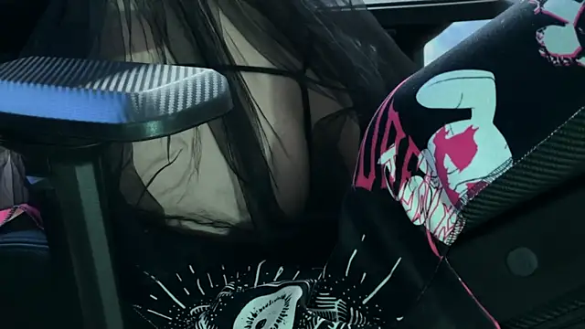 Snapshot of KiraLiLime chatting on 03.11.25 KiraLiLime online show from 03.11.25