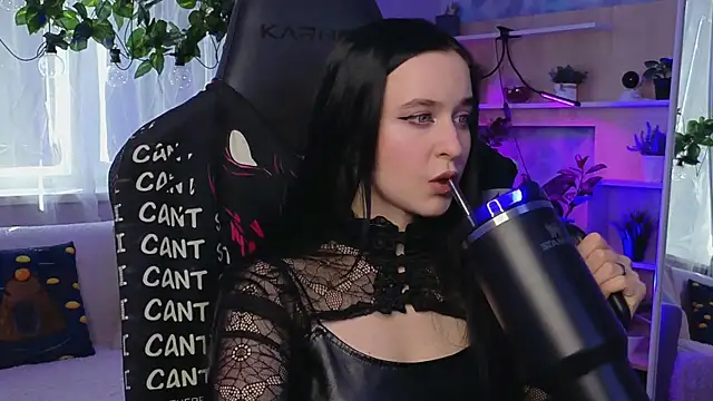 Snapshot of KiraLiLime chatting on 03.22.25 KiraLiLime online show from 03.22.25