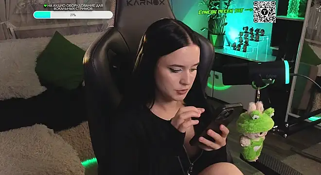 Snapshot of KiraLiLime chatting on 09.30.25 KiraLiLime online show from 09.30.25