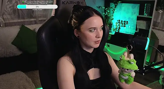 Snapshot of KiraLiLime chatting on 10.09.25 KiraLiLime online show from 10.09.25