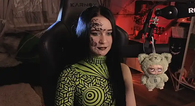 Snapshot of KiraLiLime chatting on 10.31.25 KiraLiLime online show from 10.31.25