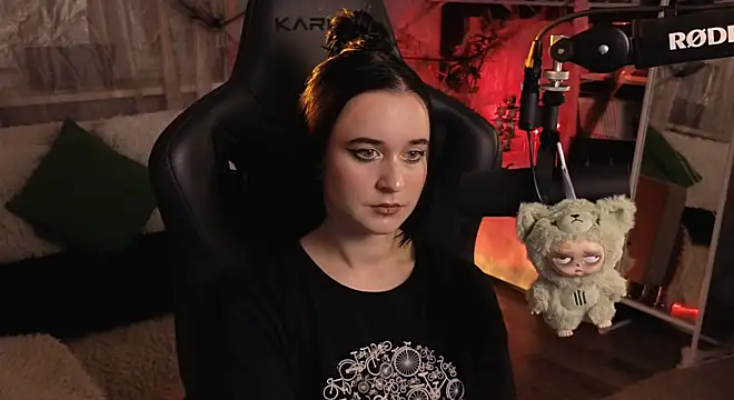 Snapshot of KiraLiLime chatting on 11.02.25 KiraLiLime online show from 11.02.25