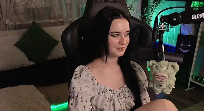 Snapshot of KiraLiLime chatting on 11.04.25 KiraLiLime online show from 11.04.25