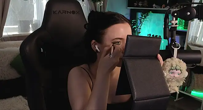 Snapshot of KiraLiLime chatting on 11.16.25 KiraLiLime online show from 11.16.25