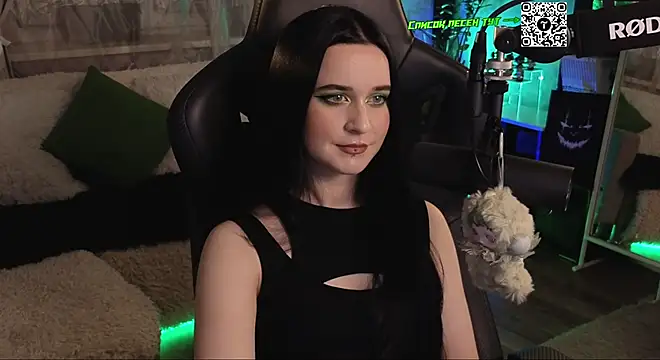 Snapshot of KiraLiLime chatting on 11.21.25 KiraLiLime online show from 11.21.25