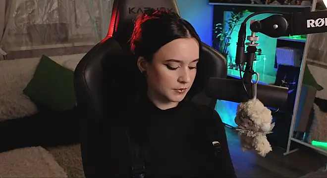 Snapshot of KiraLiLime chatting on 11.28.25 KiraLiLime online show from 11.28.25