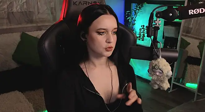 Snapshot of KiraLiLime chatting on 11.29.25 KiraLiLime online show from 11.29.25