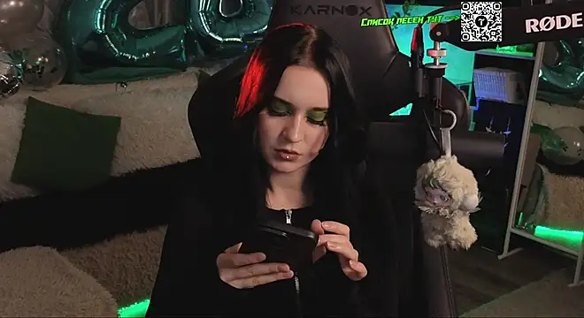 Snapshot of KiraLiLime chatting on 12.19.25 KiraLiLime online show from 12.19.25