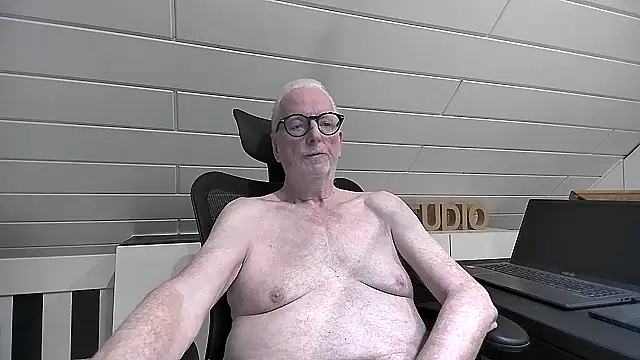 Snapshot of Greyhound70 chatting on 01.13.26 Greyhound70 online show from 01.13.26