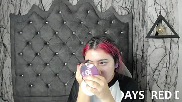 larissa01  online show from 02.05.25