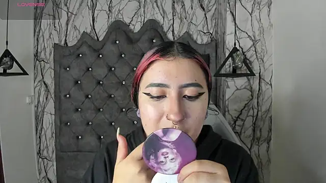 larissa01  online show from 02.25.25