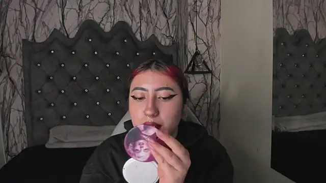 larissa01  online show from 03.05.25