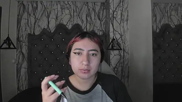 larissa01  online show from 03.06.25