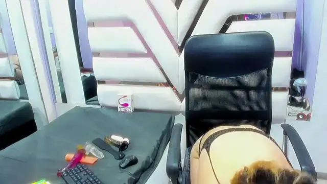 Snapshot of AndrySaenz18 chatting on 01.23.25 AndrySaenz18 online show from 01.23.25