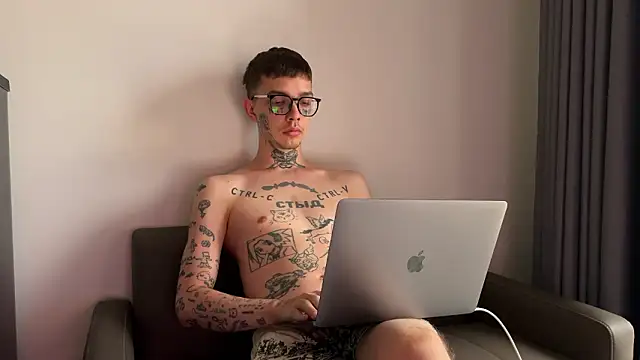 Snapshot of anahori__simon chatting on 03.12.26 anahori simon online show from 03.12.26