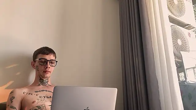 Snapshot of anahori__simon chatting on 04.06.26 anahori simon online show from 04.06.26