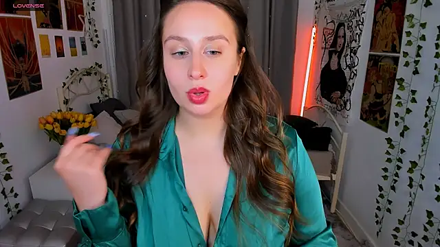 Snapshot of Lattea chatting on 10.04.25 Lattea online show from 10.04.25