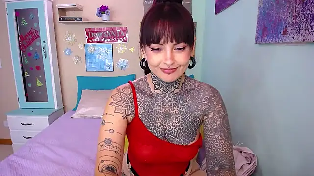 Snapshot of LolaRouse chatting on 12.18.24 LolaRouse online show from 12.18.24