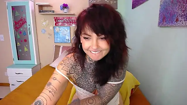 Snapshot of LolaRouse chatting on 12.26.24 LolaRouse online show from 12.26.24