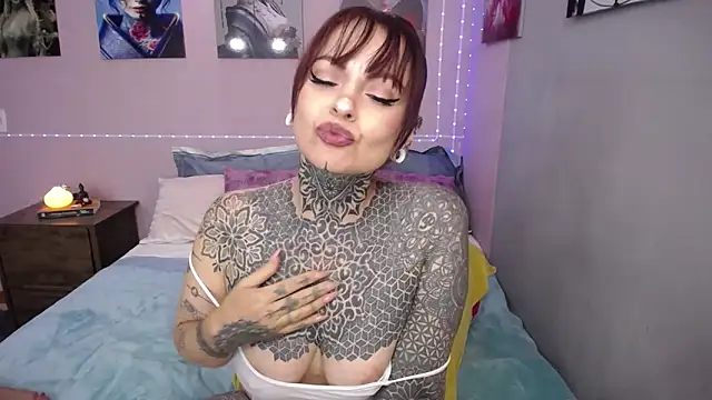 Snapshot of LolaRouse chatting on 10.29.25 LolaRouse online show from 10.29.25