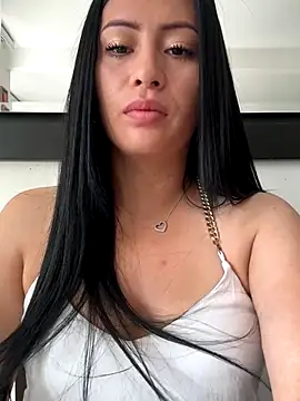 Snapshot of Sara_luna_ chatting on 11.10.25 Sara luna online show from 11.10.25