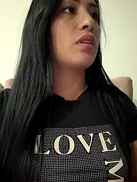 Snapshot of Sara_luna_ chatting on 12.05.25 Sara luna online show from 12.05.25