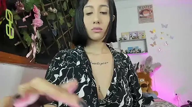 Snapshot of LunaDeCristall chatting on 02.22.25 LunaDeCristall online show from 02.22.25