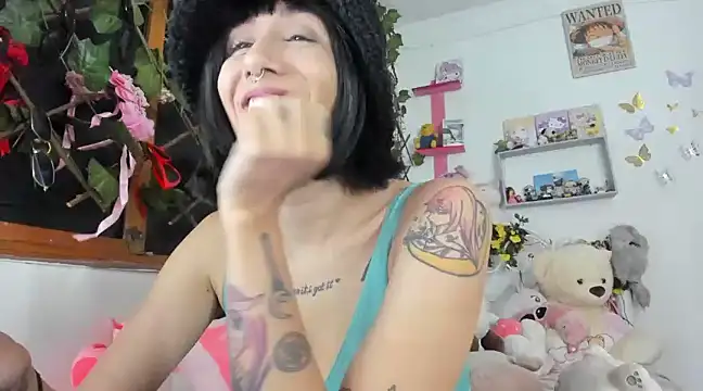 Snapshot of LunaDeCristall chatting on 02.27.25 LunaDeCristall online show from 02.27.25