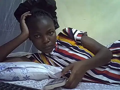 Snapshot of pretty_vivy chatting on 01.12.25 pretty vivy online show from 01.12.25