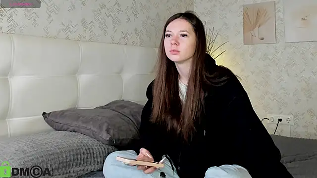 Nicole Charm online show from 09.22.25