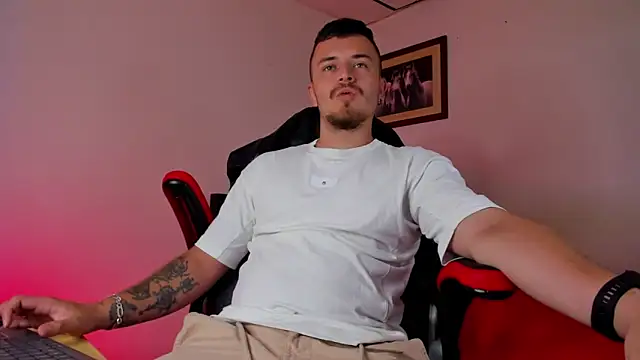 Snapshot of james_connor2 chatting on 02.05.25 james connor2 online show from 02.05.25