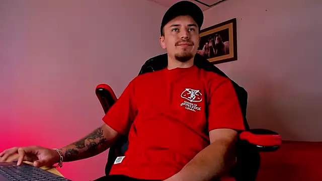 Snapshot of james_connor2 chatting on 02.14.25 james connor2 online show from 02.14.25