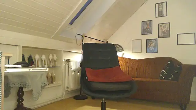 Snapshot of GinaBlonde chatting on 01.13.25 GinaBlonde online show from 01.13.25