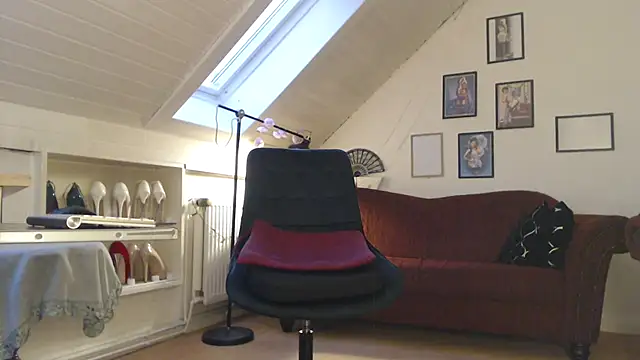 Snapshot of GinaBlonde chatting on 01.18.25 GinaBlonde online show from 01.18.25