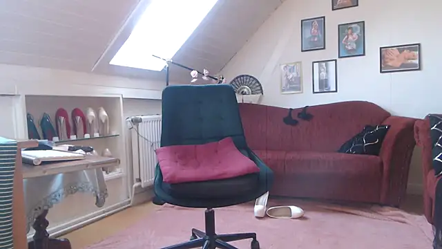 Snapshot of GinaBlonde chatting on 03.04.25 GinaBlonde online show from 03.04.25