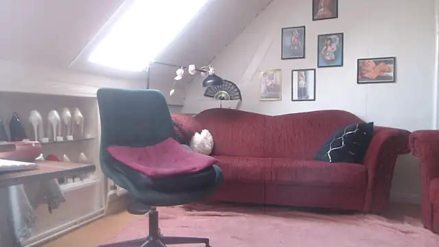 Snapshot of GinaBlonde chatting on 03.08.25 GinaBlonde online show from 03.08.25