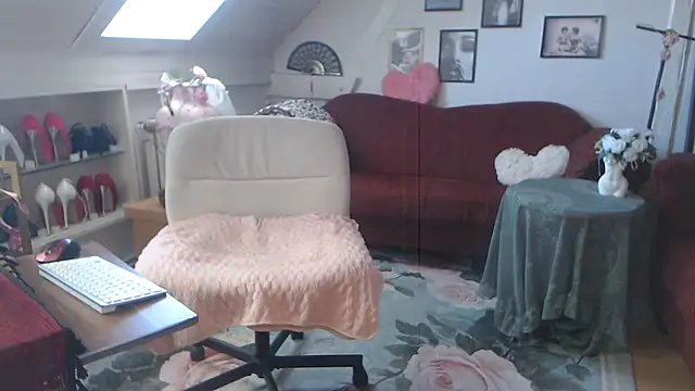 Snapshot of GinaBlonde chatting on 06.25.26 GinaBlonde online show from 06.25.26