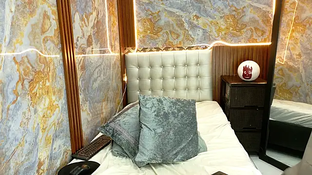 Snapshot of _Jessi29_ chatting on 10.08.25 Jessi29 online show from 10.08.25