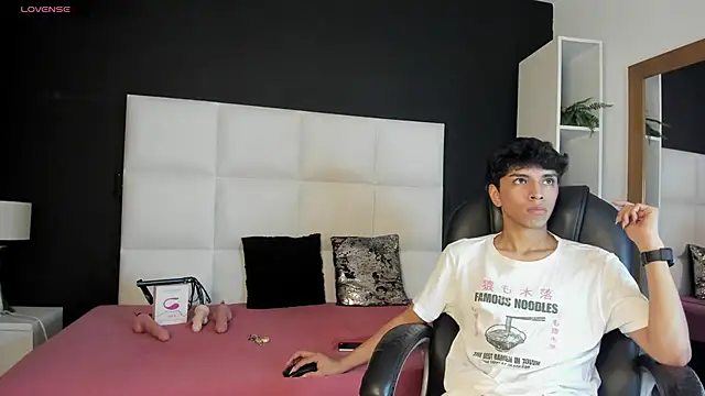 Snapshot of Santy_carrington chatting on 12.04.24 Santy carrington online show from 12.04.24